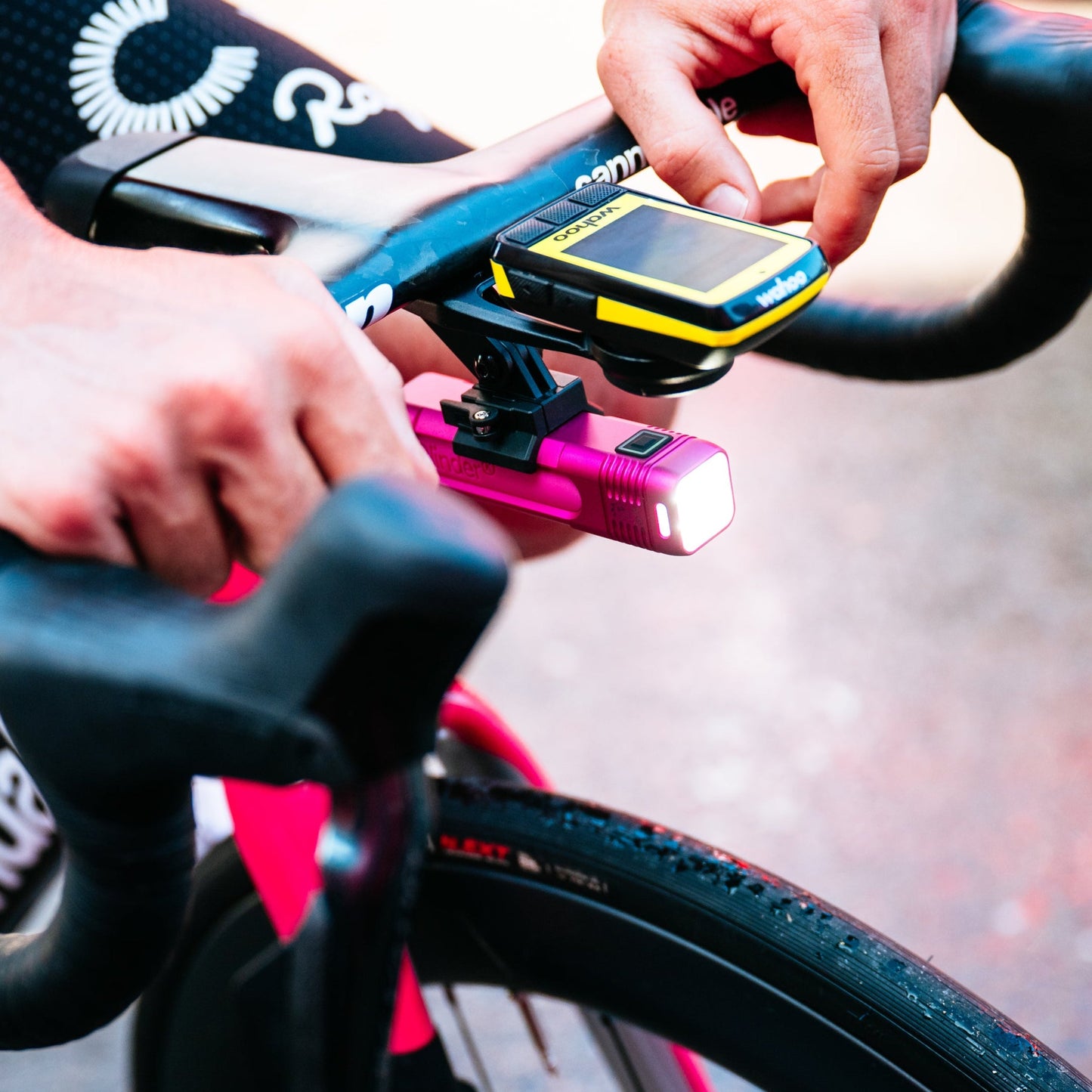 KNOG BLINDER PRO 900 Luce anteriore rosa - E.F. Pro Cycling Edizione limitata
