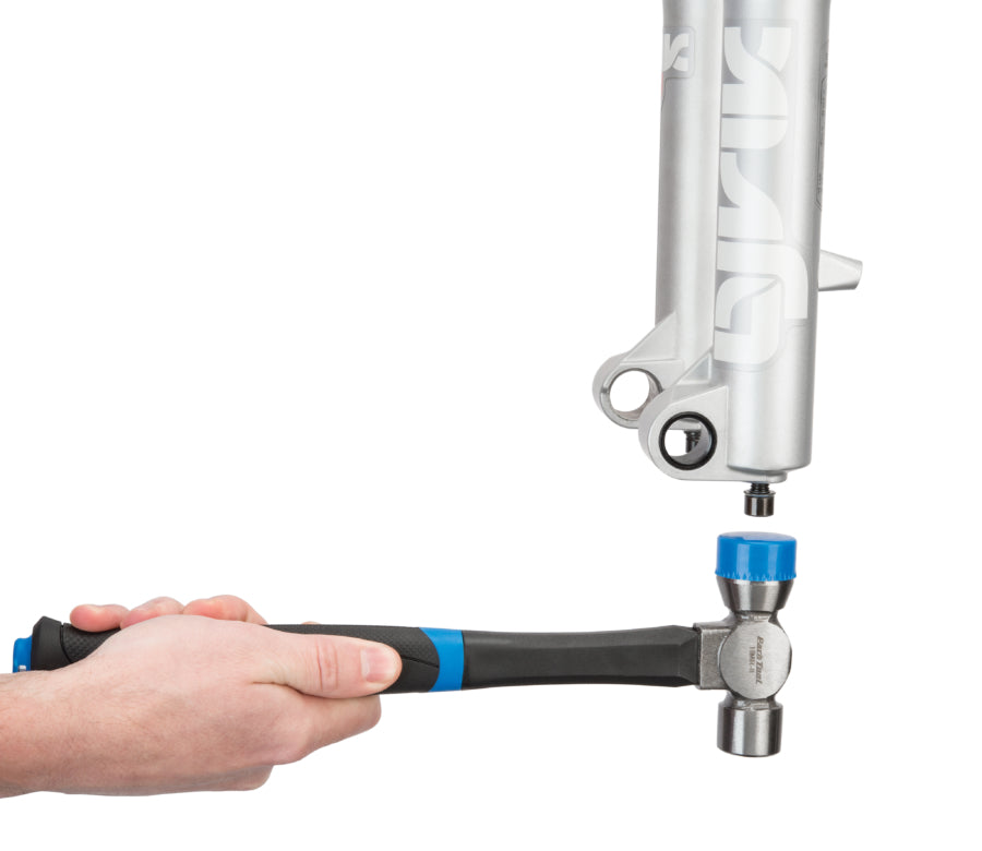 Park Tool HMR-8 mentre rimuove le calotte della serie sterzo con la faccia in materiale composito