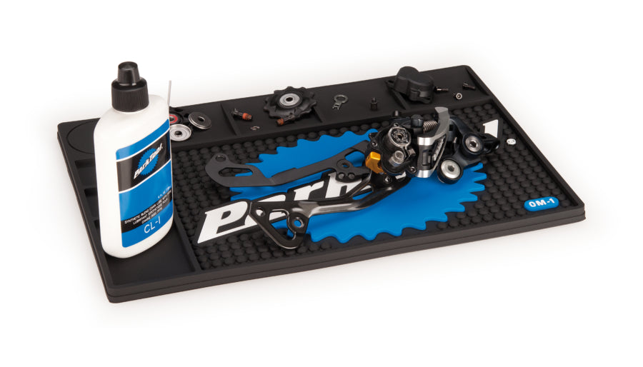 Park Tool OM-1 con attrezzi e componenti disposti sopra