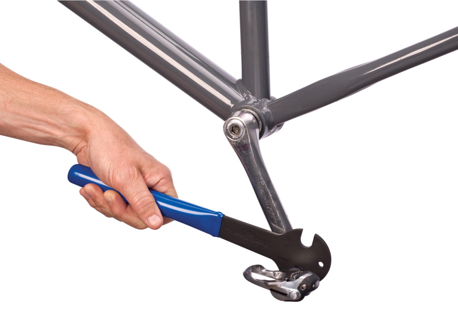 Chiave Park Tool PW-3 inserita su un pedale