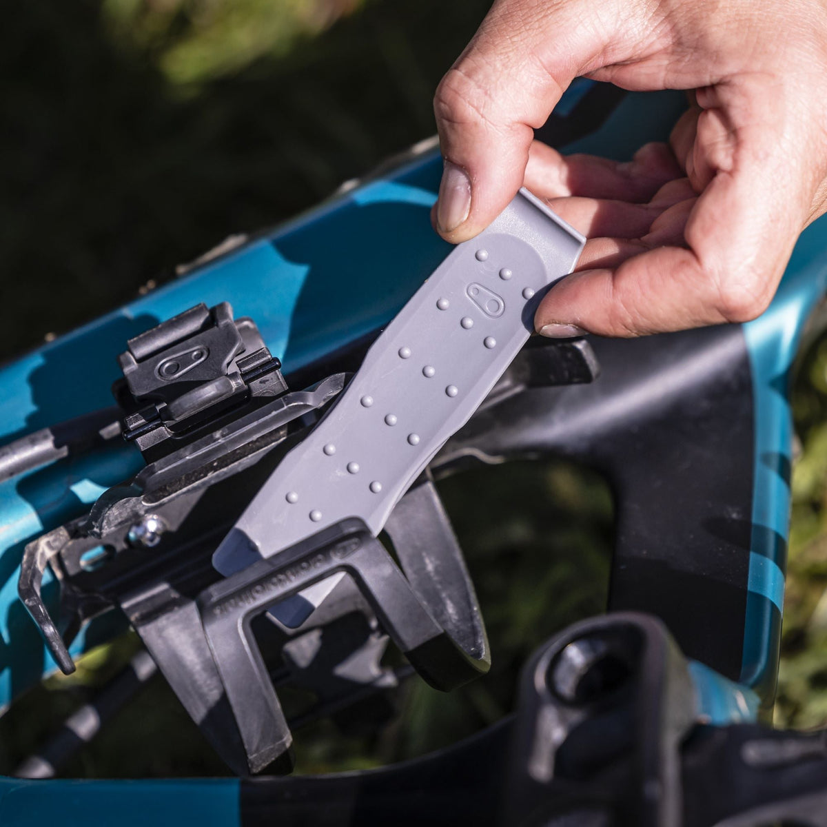 CRANKBROTHERS S.O.S TIRE LEVER + PLUG TOOL in uso