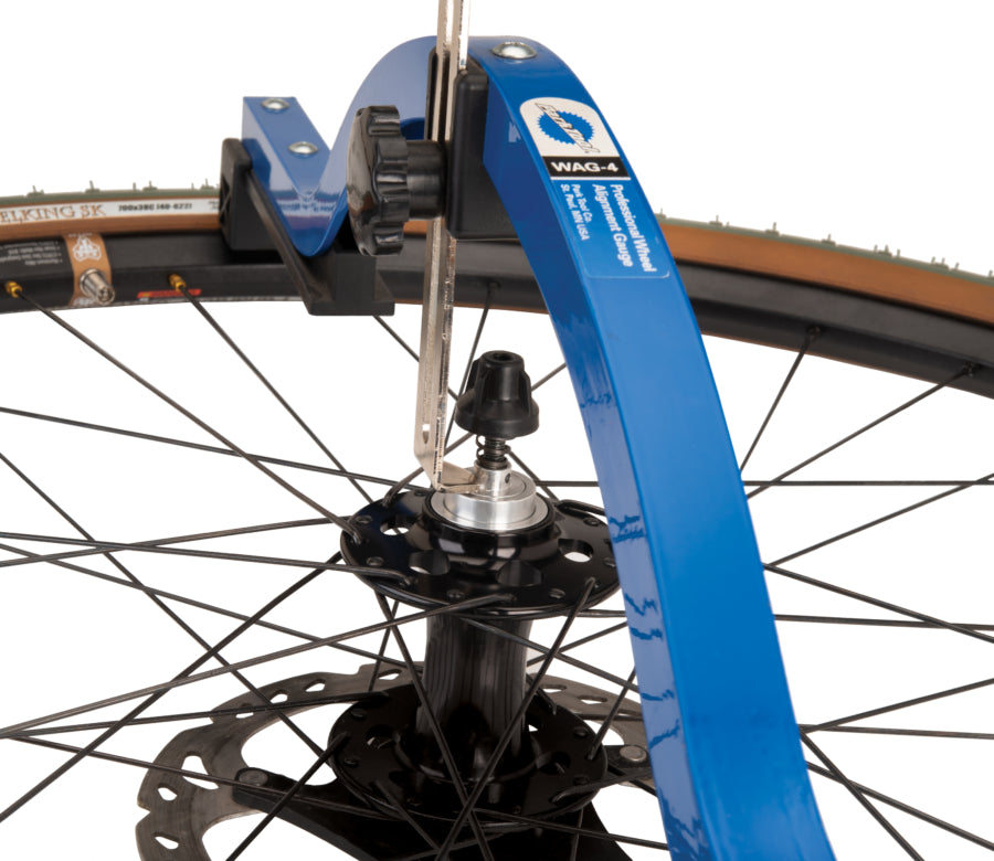 Park Tool WAG-4 con l'indicatore appoggiato sul bordo esterno dell'asse