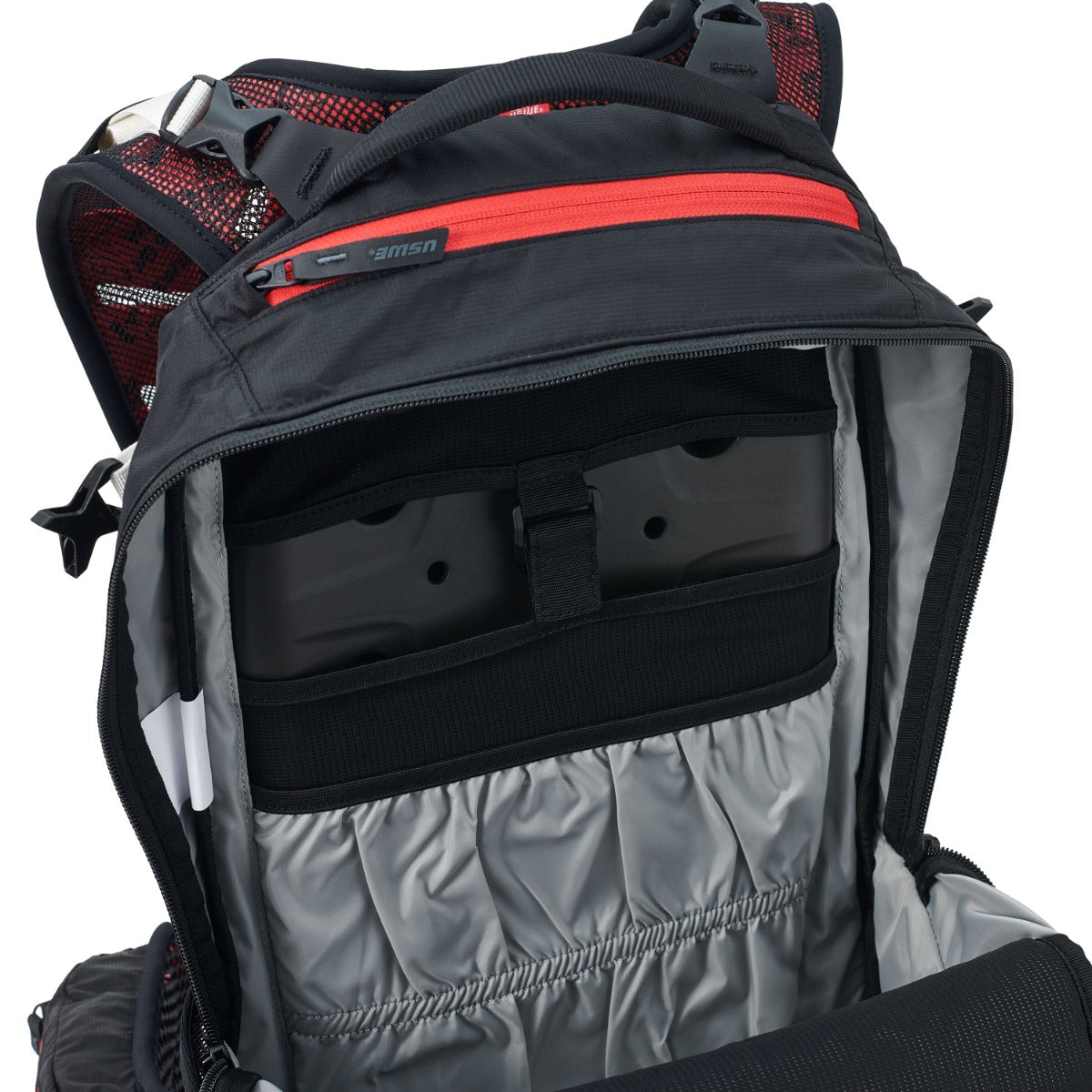 USWE FLOW 16 L Zaino con protezione dorsale integrata Nero/Rosso