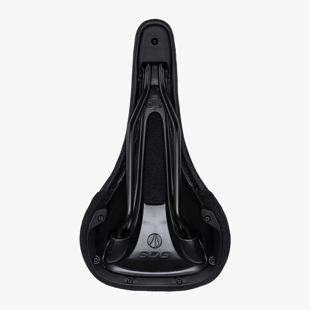 Sella SDG BEL-AIR V3 MAX con binari Lux-Alloy, nera e oro, con impunture