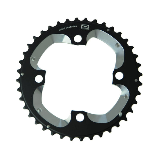 Corona esterna SHIMANO XT M785 10 velocità, 4 fori, 104 mm — vista della corona su sfondo bianco