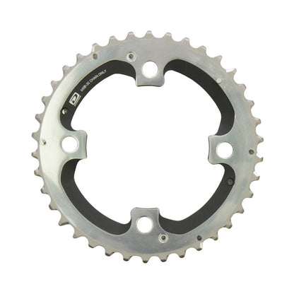 Corona esterna SHIMANO XTR M980 10 velocità, 4 fori, 104 mm — vista della corona su sfondo bianco