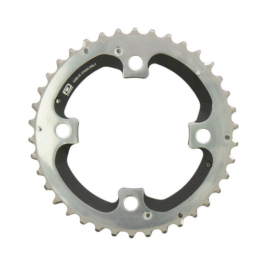 Corona esterna SHIMANO XTR M980 10 velocità, 4 fori, 104 mm — vista della corona su sfondo bianco