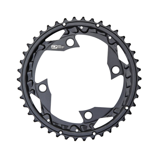 Corona esterna SHIMANO FC-M670/M660/670/780 10 velocità, 4 fori, 104 mm — vista della corona su sfondo bianco