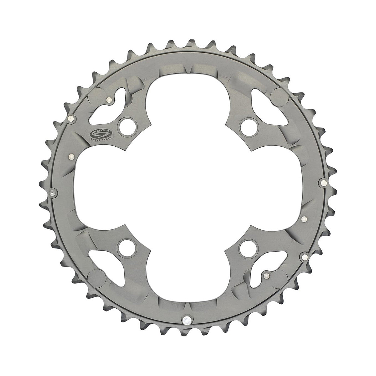 Corona esterna SHIMANO DEORE M590 9 velocità, 4 fori, 104 mm, argento — vista della corona su sfondo bianco