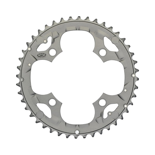Corona esterna SHIMANO DEORE M590 9 velocità, 4 fori, 104 mm, argento — vista della corona su sfondo bianco