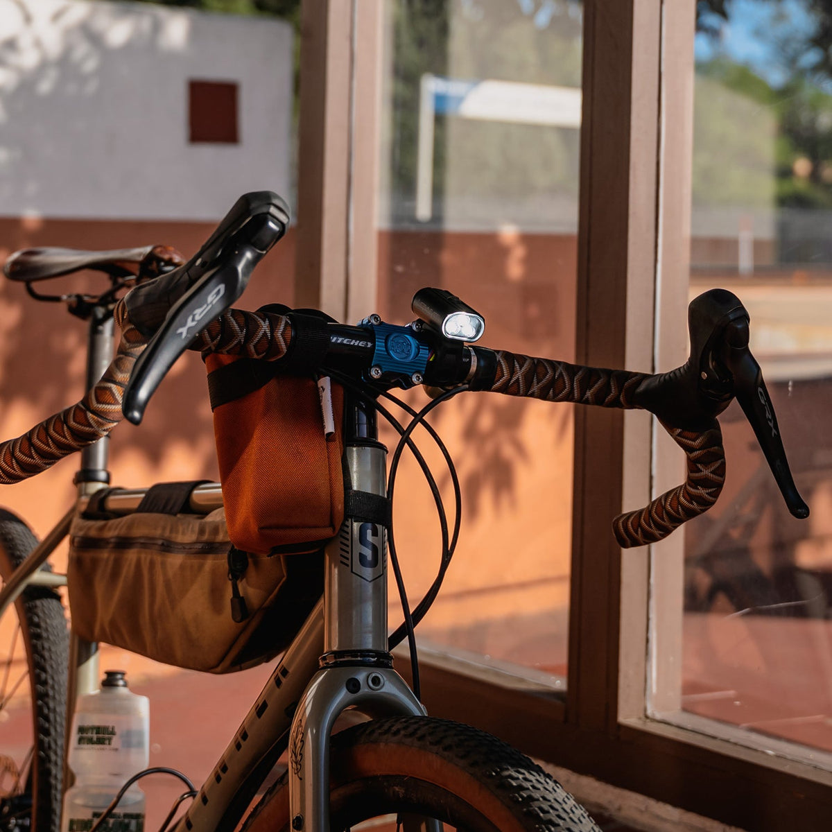 Lezyne Mini Drive 450+ anteriore montato su una bici da corsa