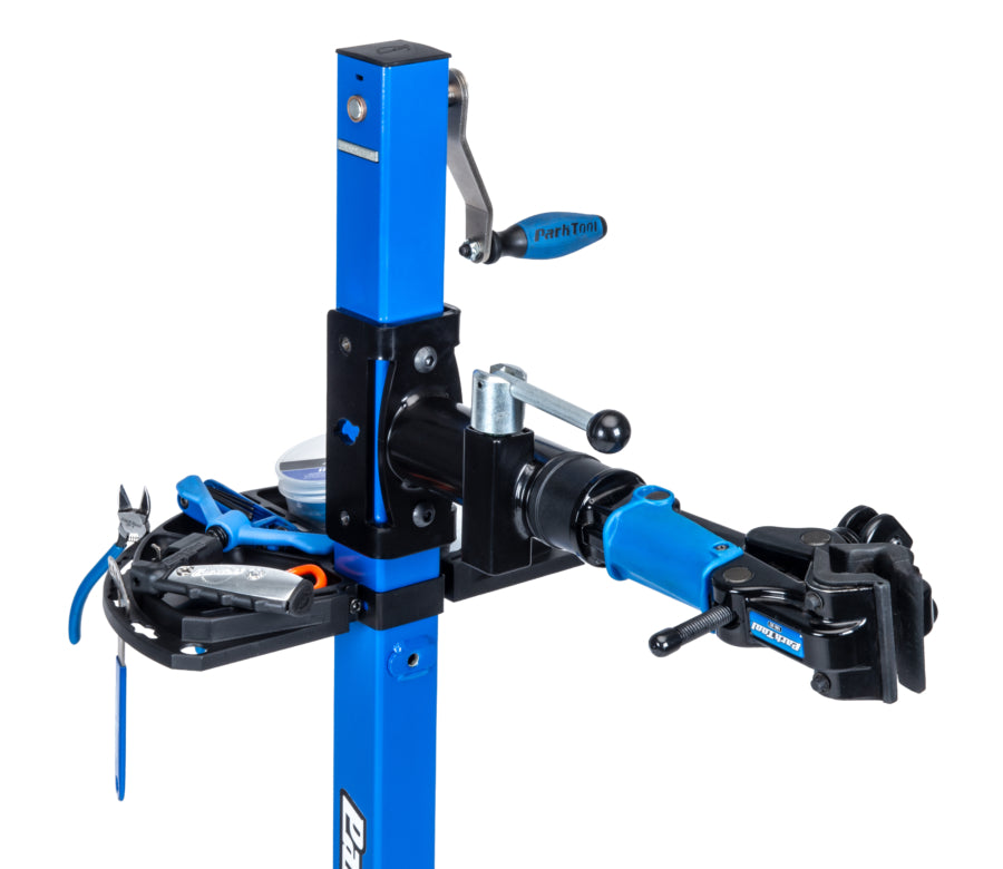 Park Tool 104-30 montato su un cavalletto da officina PRS-30 con attrezzi