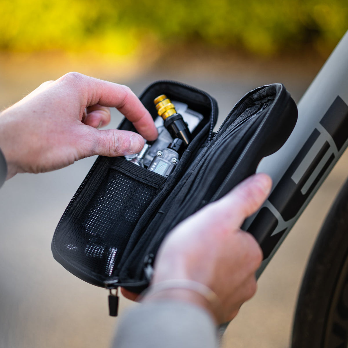 Porta attrezzi da portaborraccia LEZYNE FLOW CADDY PRO nero
