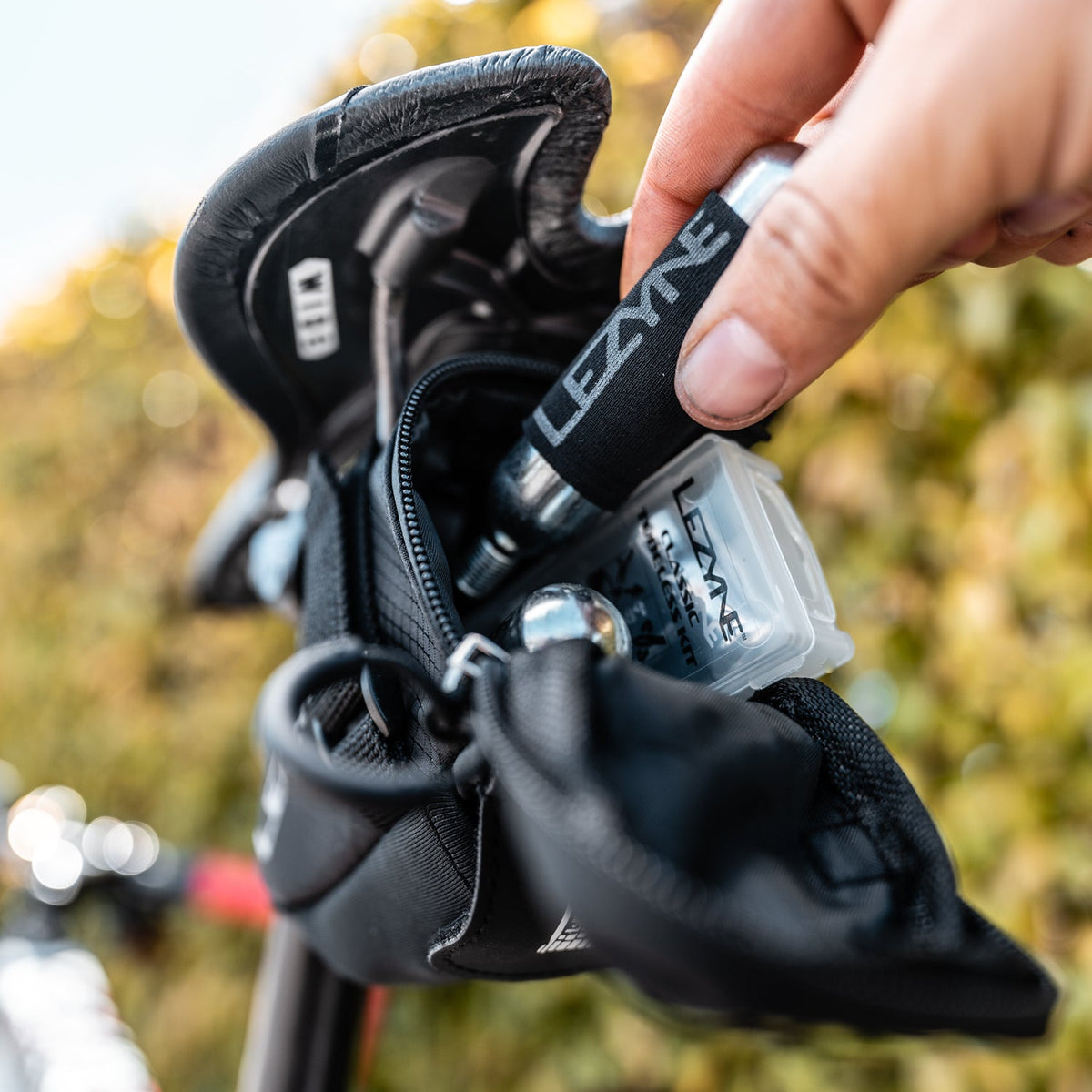 Borsa sottosella LEZYNE Caddy con kit tubeless