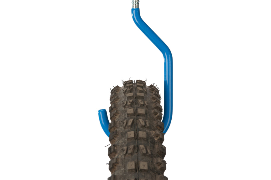 Park Tool 471 montato con una ruota di bicicletta appesa