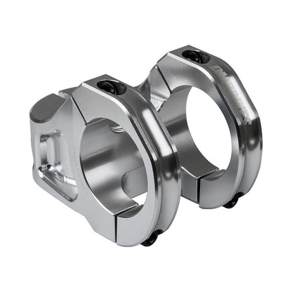 Attacco manubrio DMR DEFY35 Rise 5 mm argento — vista laterale su sfondo bianco