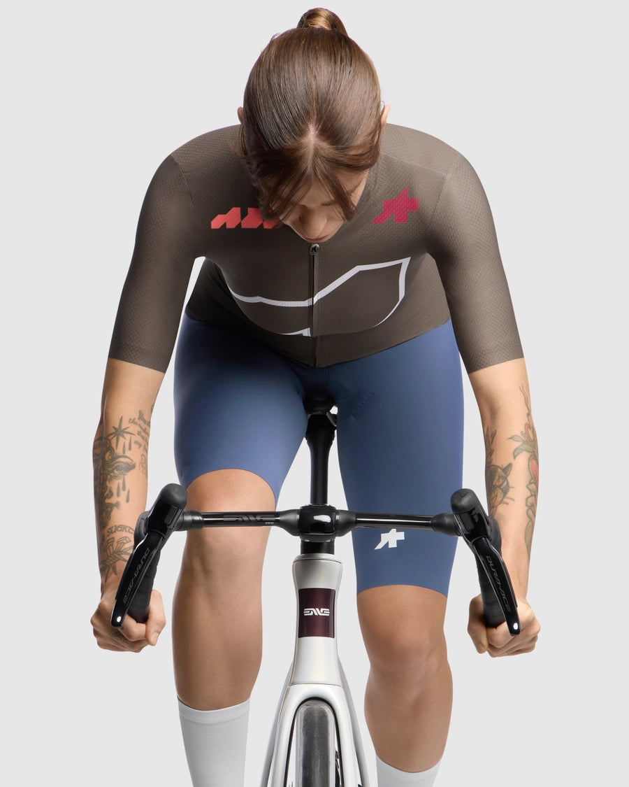 ASSOS DYORA R S11 Maglia a maniche lunghe marrone da donna We are the A