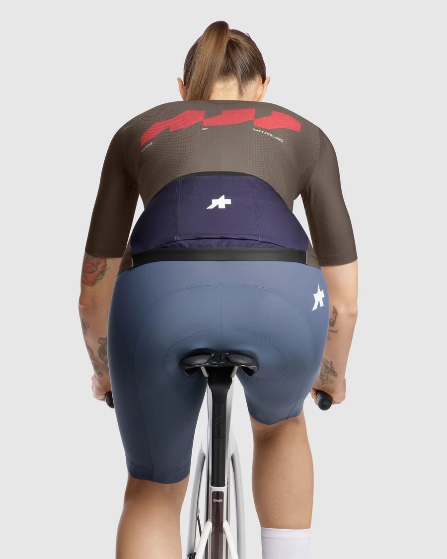 ASSOS DYORA R S11 Maglia a maniche lunghe marrone da donna We are the A