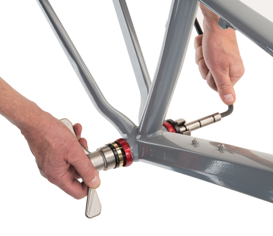 Park Tool BBP-AOS durante l'installazione di un cuscinetto in un adattatore filettato