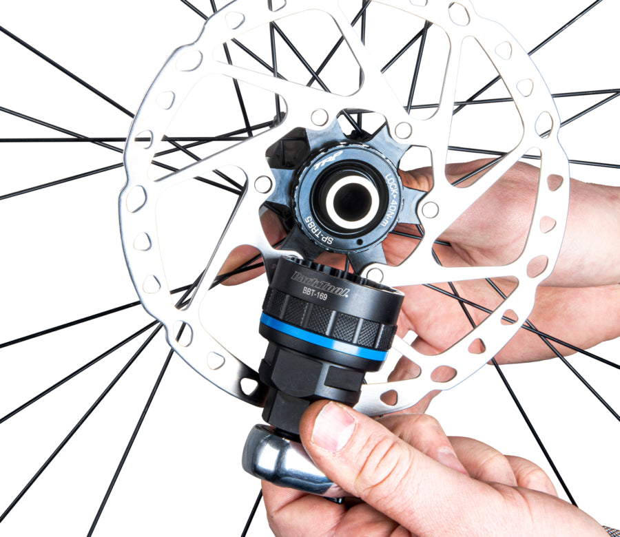Park Tool BBT-169 inserito nella ghiera di un disco freno Center Lock