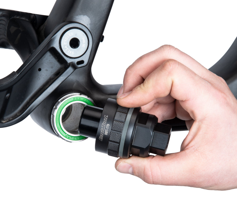 Park Tool BBT-179 inserito in un movimento centrale Enduro