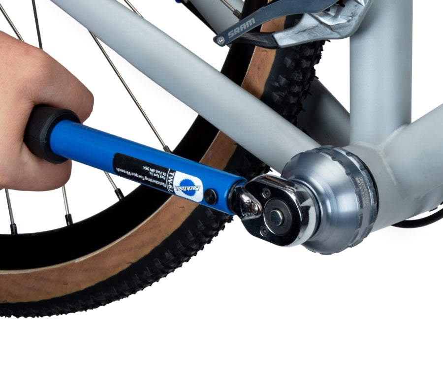 Park Tool BBT-27.3 che serra una calotta con una chiave dinamometrica TW-6.2