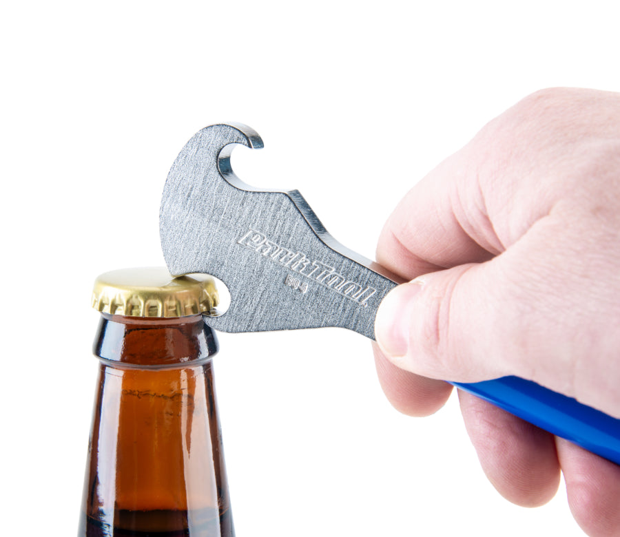 Park Tool BO-6 mentre rimuove il tappo a corona da una bottiglia di vetro