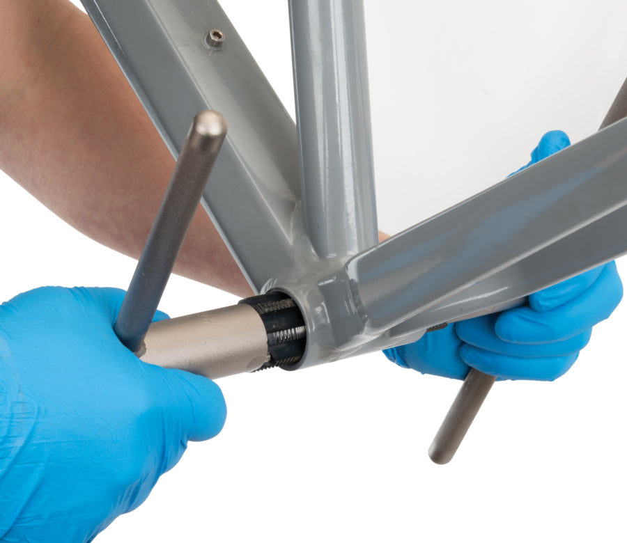 Park Tool BTS-1 inserito in una scatola del movimento centrale BSA per la filettatura