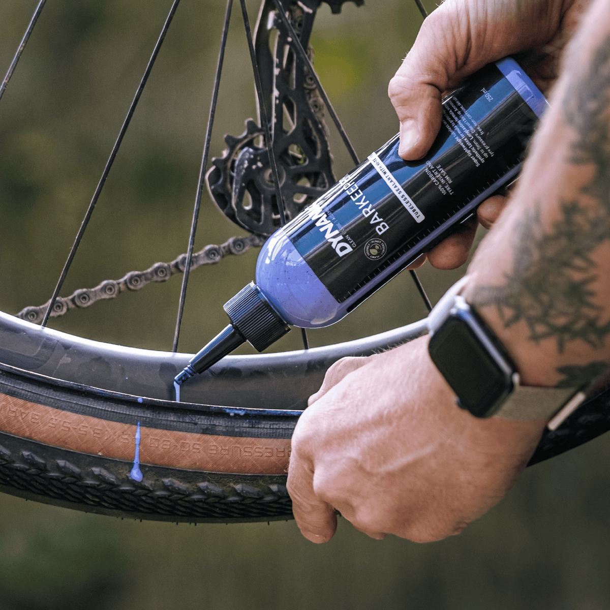 Sigillante DYNAMIC BARKEEPER versata in uno pneumatico tubeless