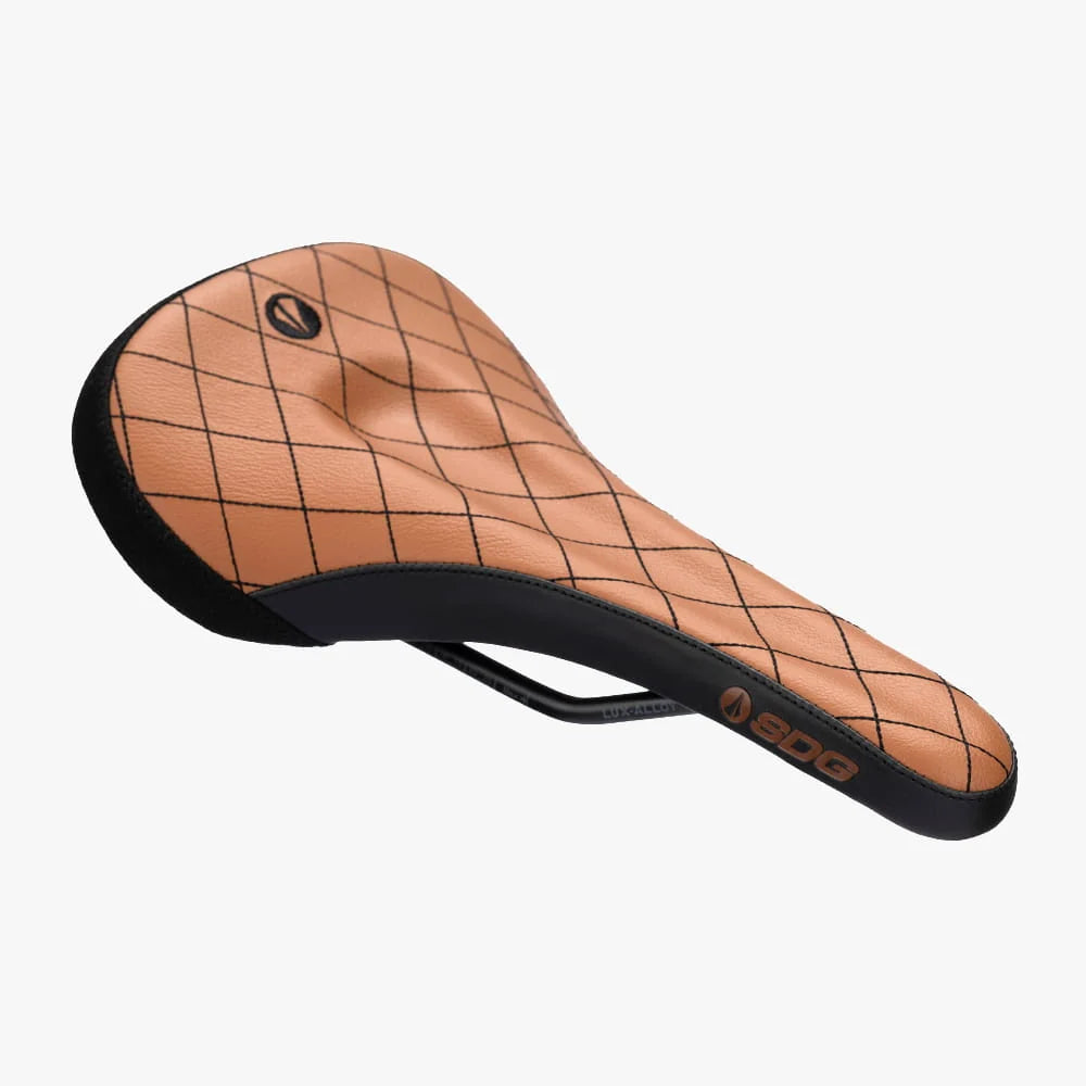 Sella SDG BEL-AIR V3 MAX con binari Lux-Alloy marrone con cuciture a vista