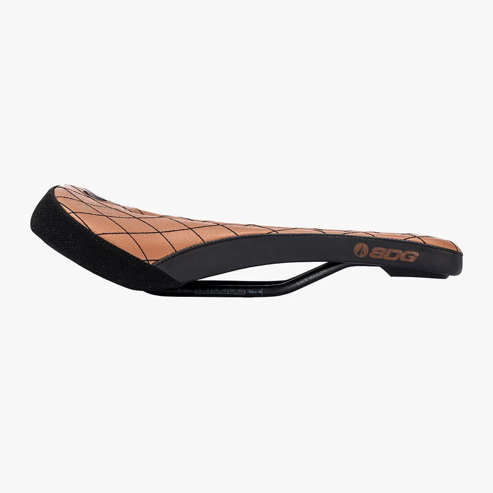 Sella SDG BEL-AIR V3 MAX con binari Lux-Alloy marrone con cuciture a vista
