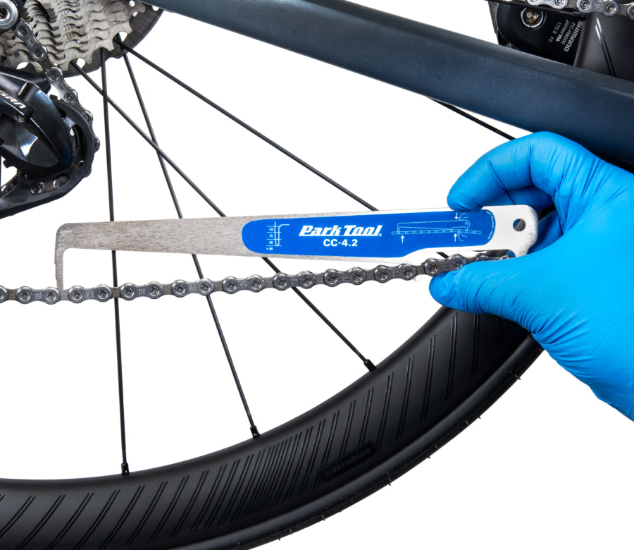 Park Tool CC-4.2 mentre misura l’usura della catena su una bici da corsa