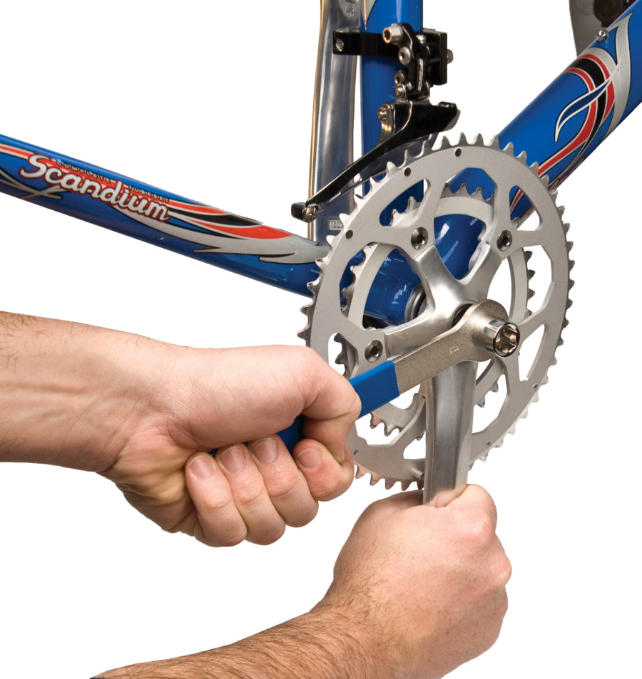 Park Tool CCW-5 mentre serra un bullone da 8 mm