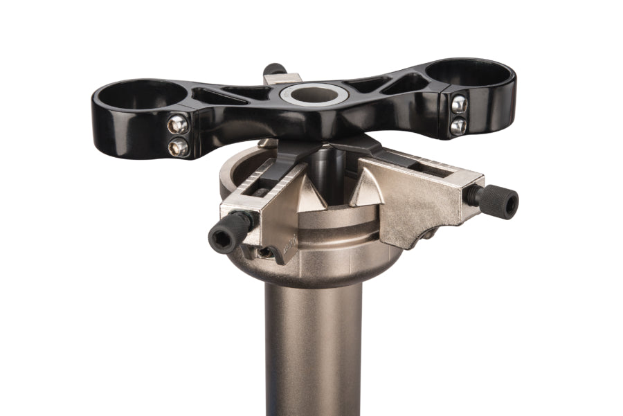 Park Tool CRP-2 mentre rimuove una pista del cuscinetto dalla forcella