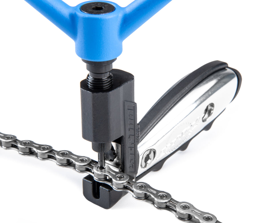 Park Tool CT-15 con catena posizionata, pronta per la ribaditura