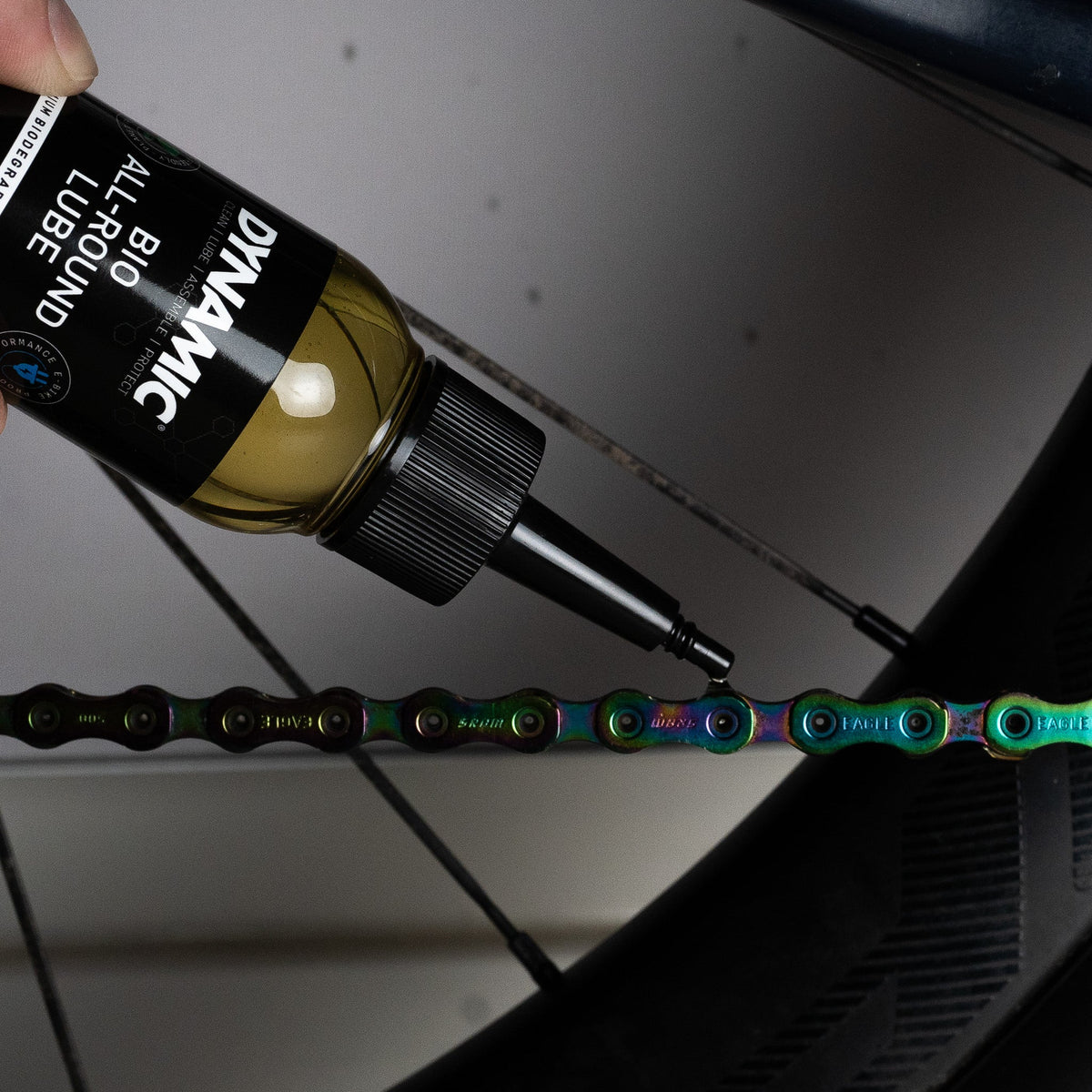 Applicazione del lubrificante DYNAMIC BIO ALL ROUND LUBE