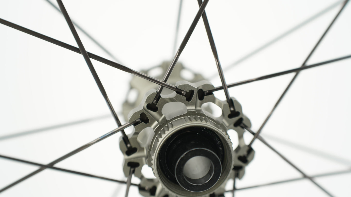 Coppia di ruote SCOM AERO 50 Tubeless Ready (bloccaggio centrale)