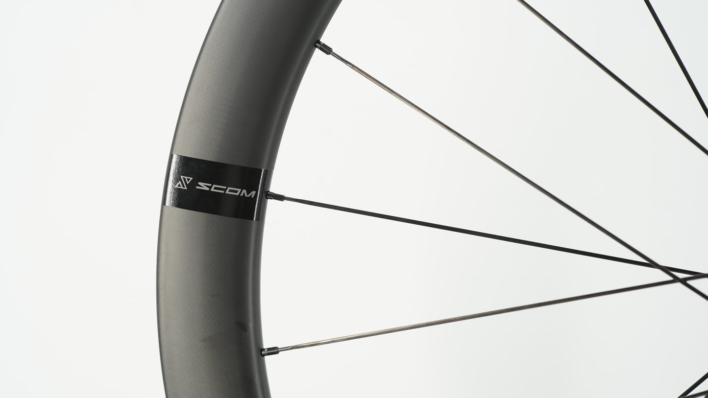 Coppia di ruote SCOM AERO Tubeless Ready (bloccaggio centrale)