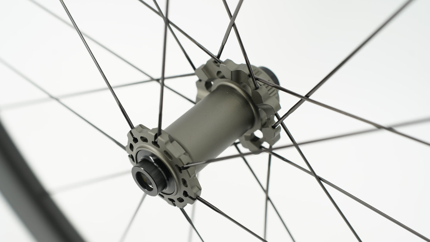 Coppia di ruote SCOM AERO Tubeless Ready (bloccaggio centrale)