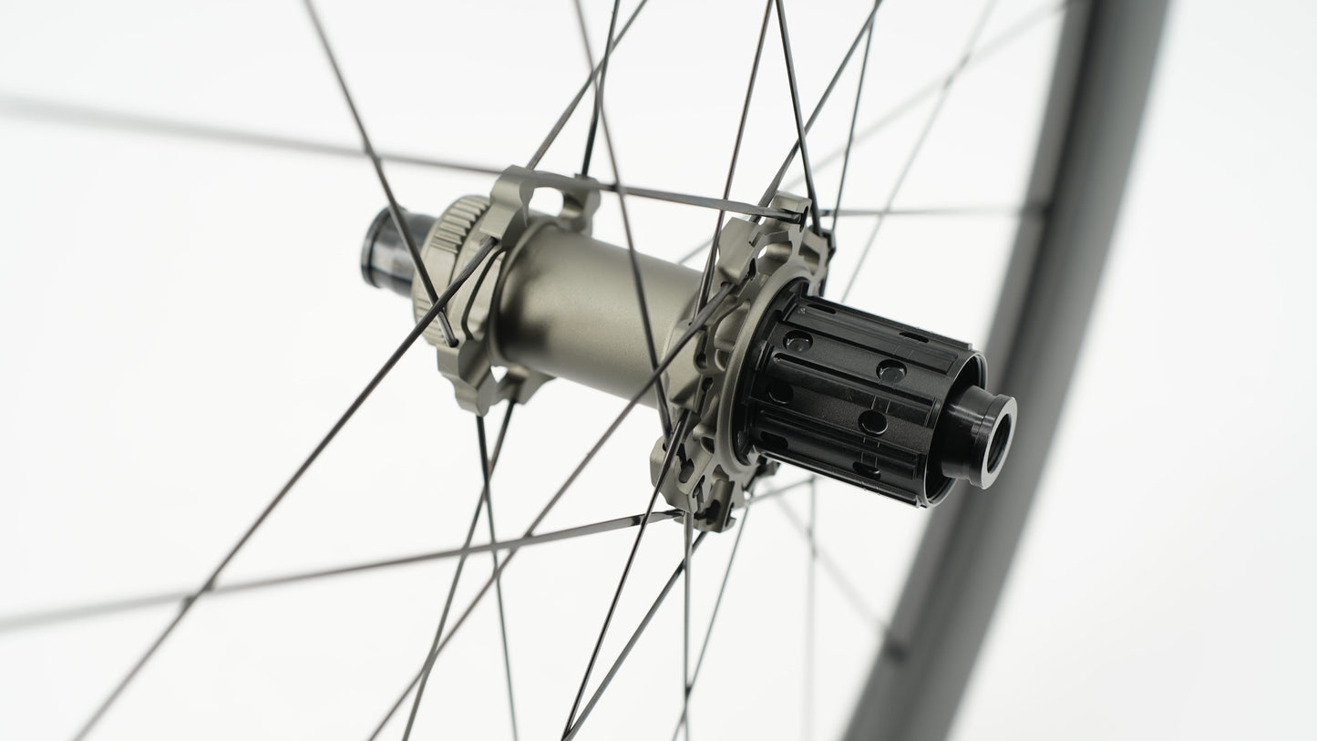 Coppia di ruote SCOM AERO 50 Tubeless Ready (bloccaggio centrale)