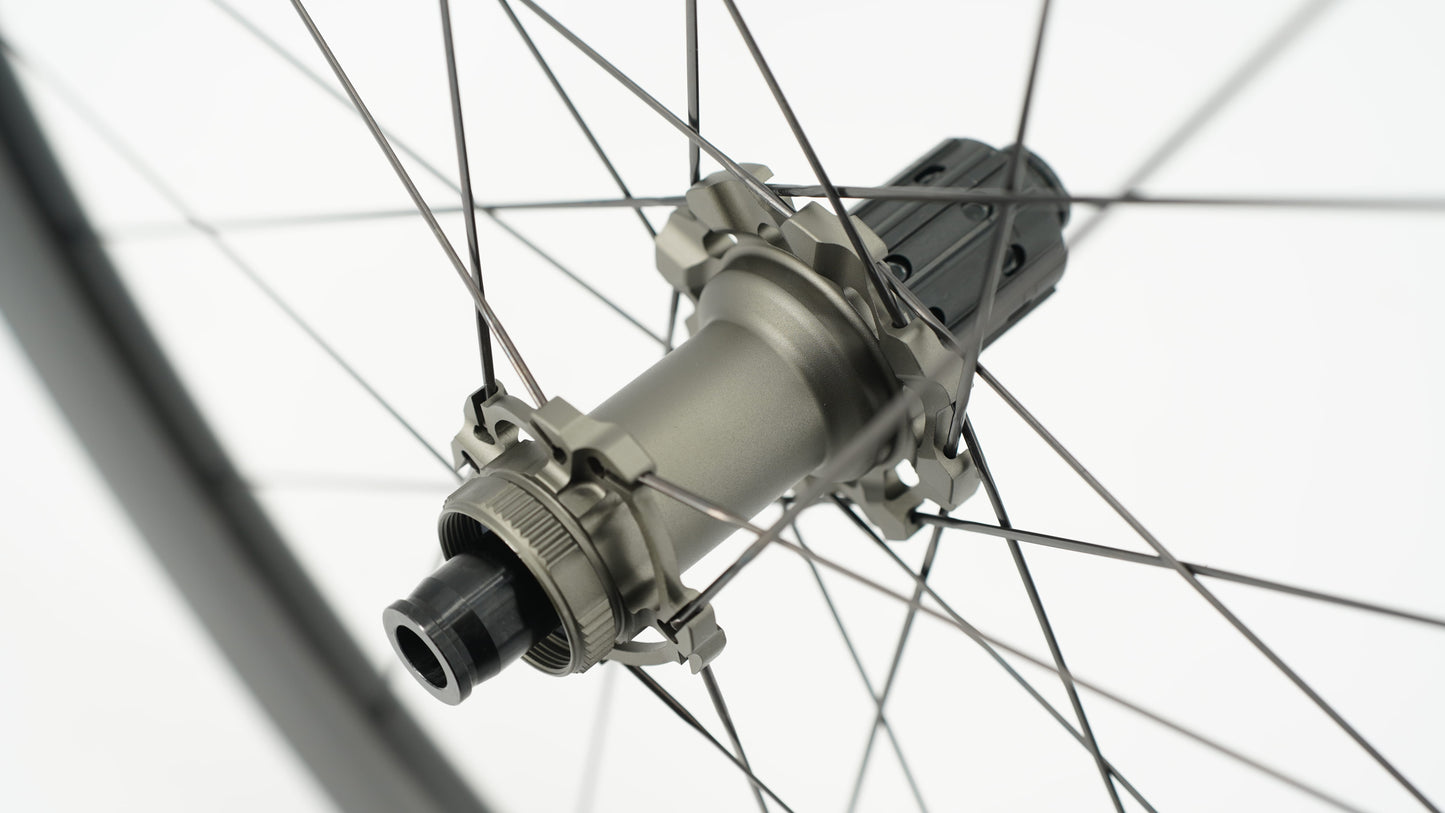 Coppia di ruote SCOM AERO 50 Tubeless Ready (bloccaggio centrale)