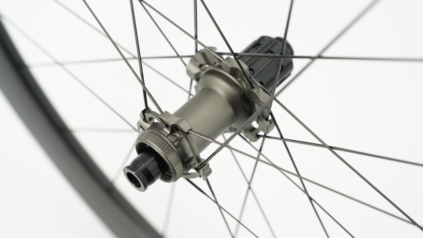 Coppia di ruote SCOM AERO 50 Tubeless Ready (bloccaggio centrale)