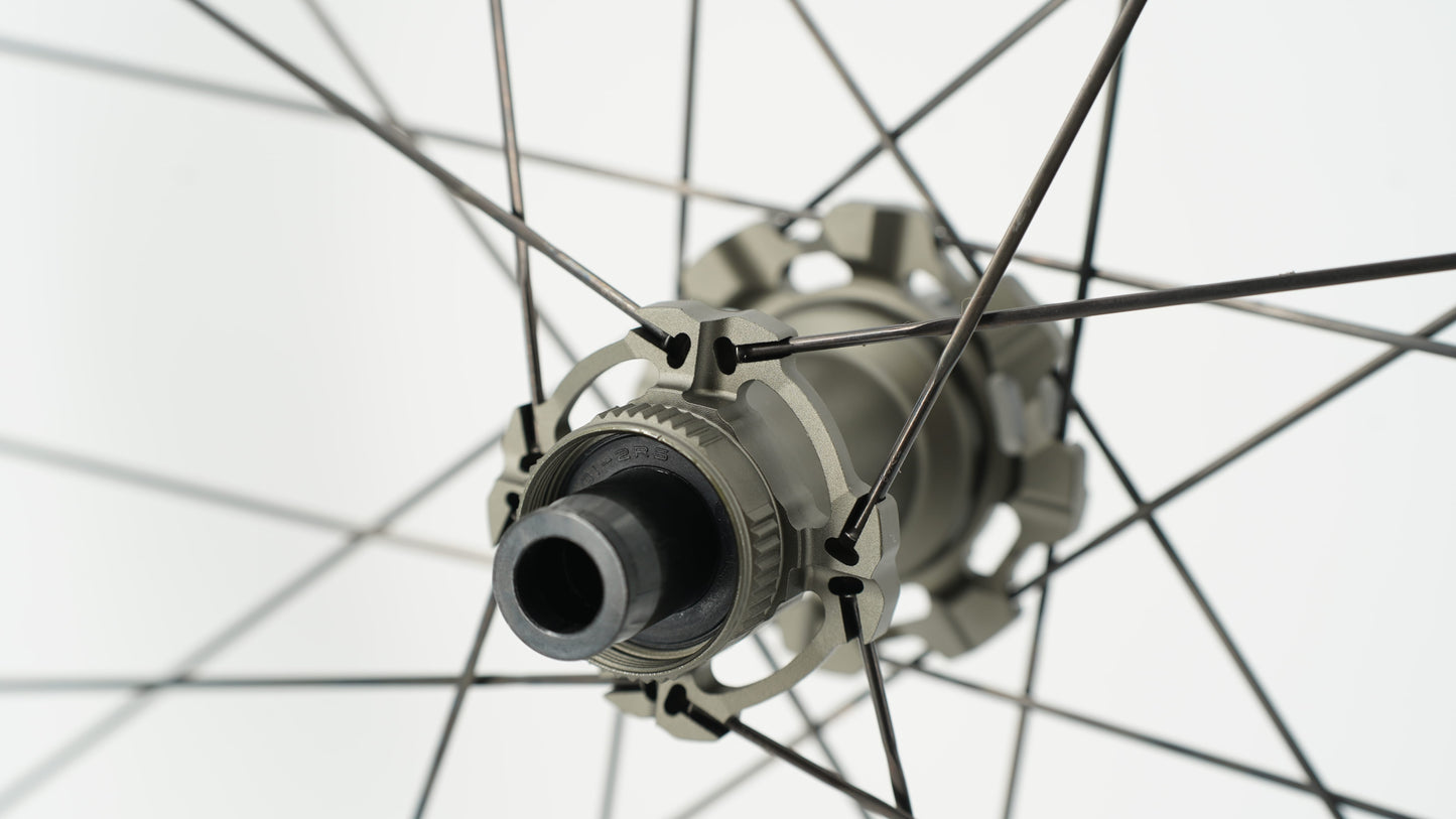 Coppia di ruote SCOM AERO 50 Tubeless Ready (bloccaggio centrale)
