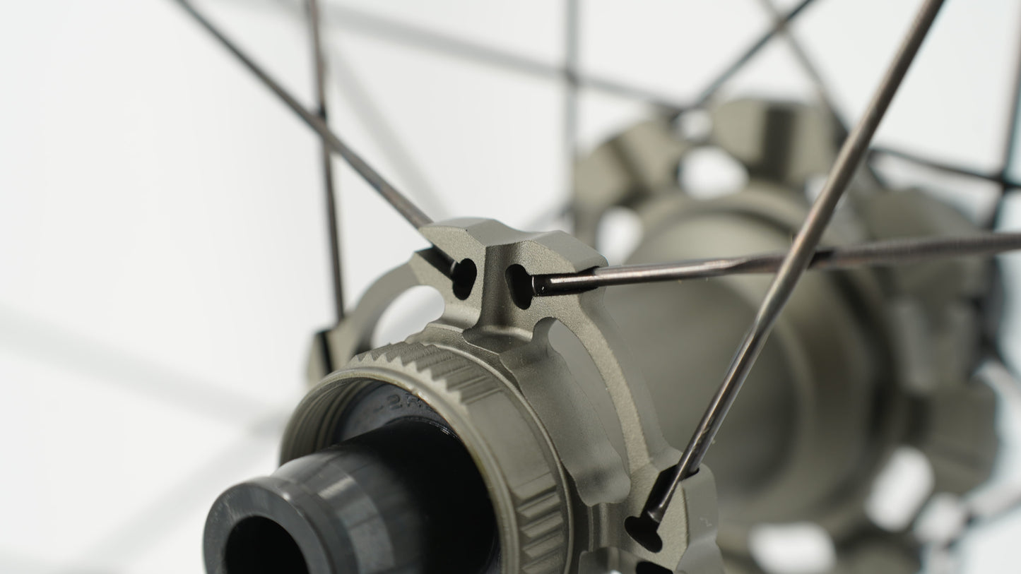 Coppia di ruote SCOM AERO Tubeless Ready (bloccaggio centrale)