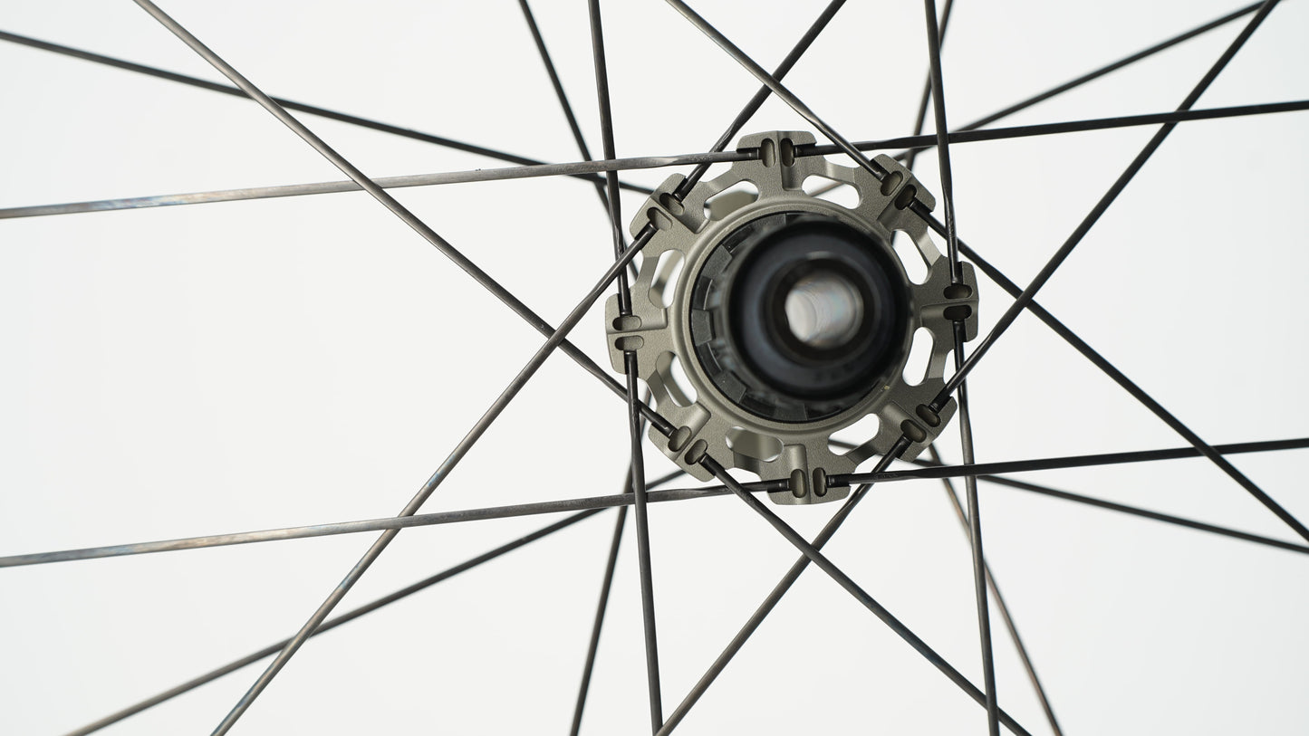 Coppia di ruote SCOM AERO 50 Tubeless Ready (bloccaggio centrale)