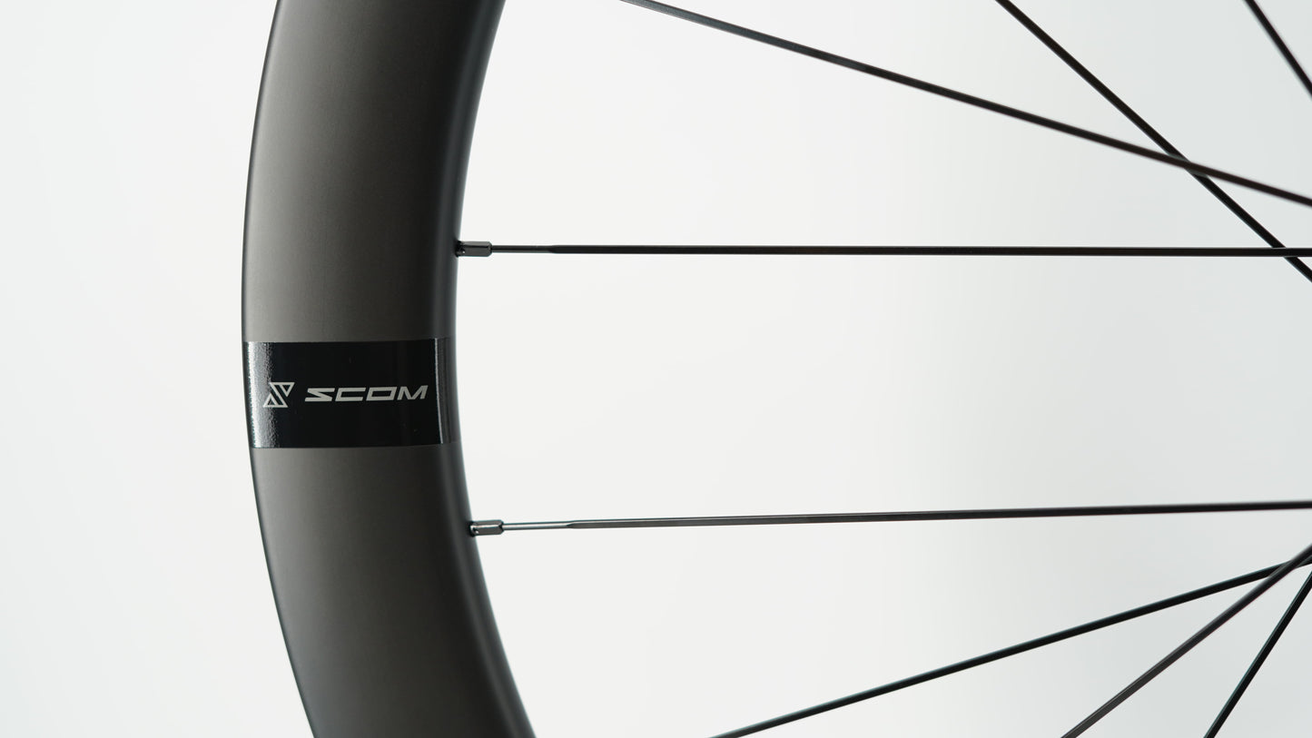 Coppia di ruote SCOM CORSA 45 Tubeless Ready (bloccaggio centrale)