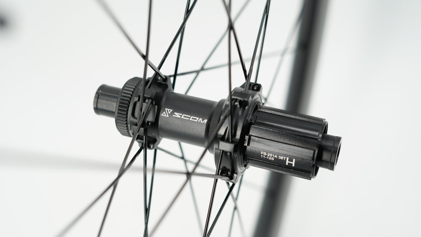 Coppia di ruote SCOM CORSA 45 Tubeless Ready (bloccaggio centrale)