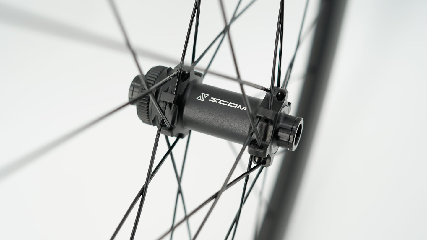 Coppia di ruote SCOM CORSA 45 Tubeless Ready (bloccaggio centrale)
