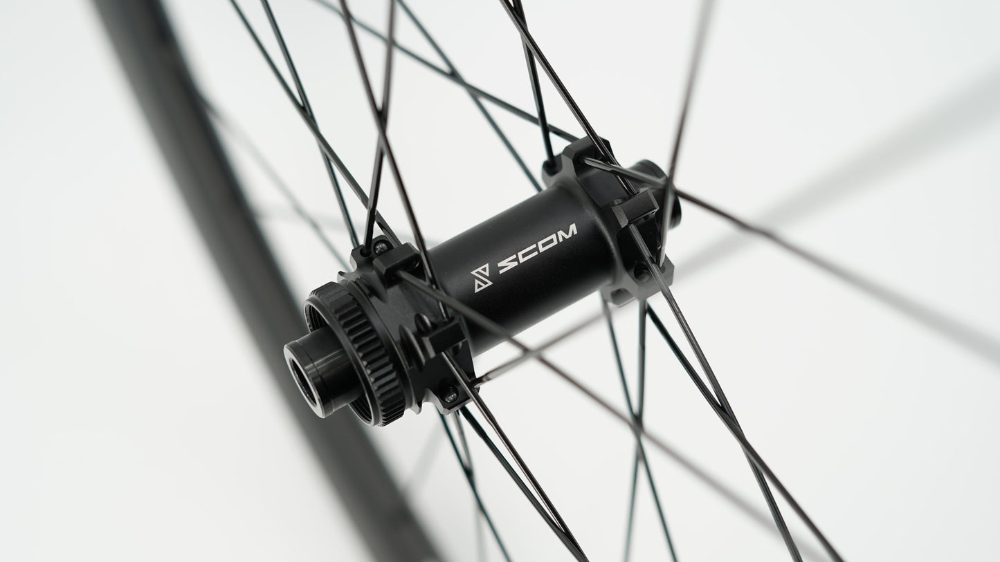 Coppia di ruote SCOM CORSA 45 Tubeless Ready (bloccaggio centrale)