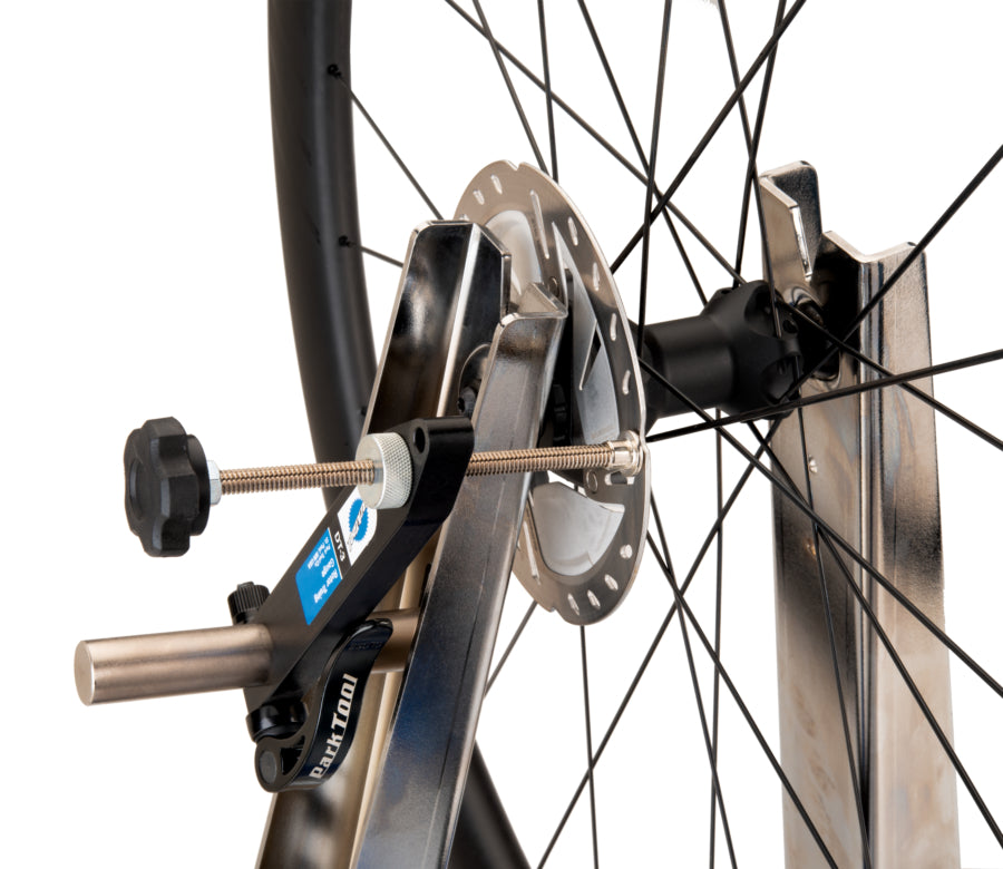 Park Tool DT-3 montato su un centraruote mentre misura un disco